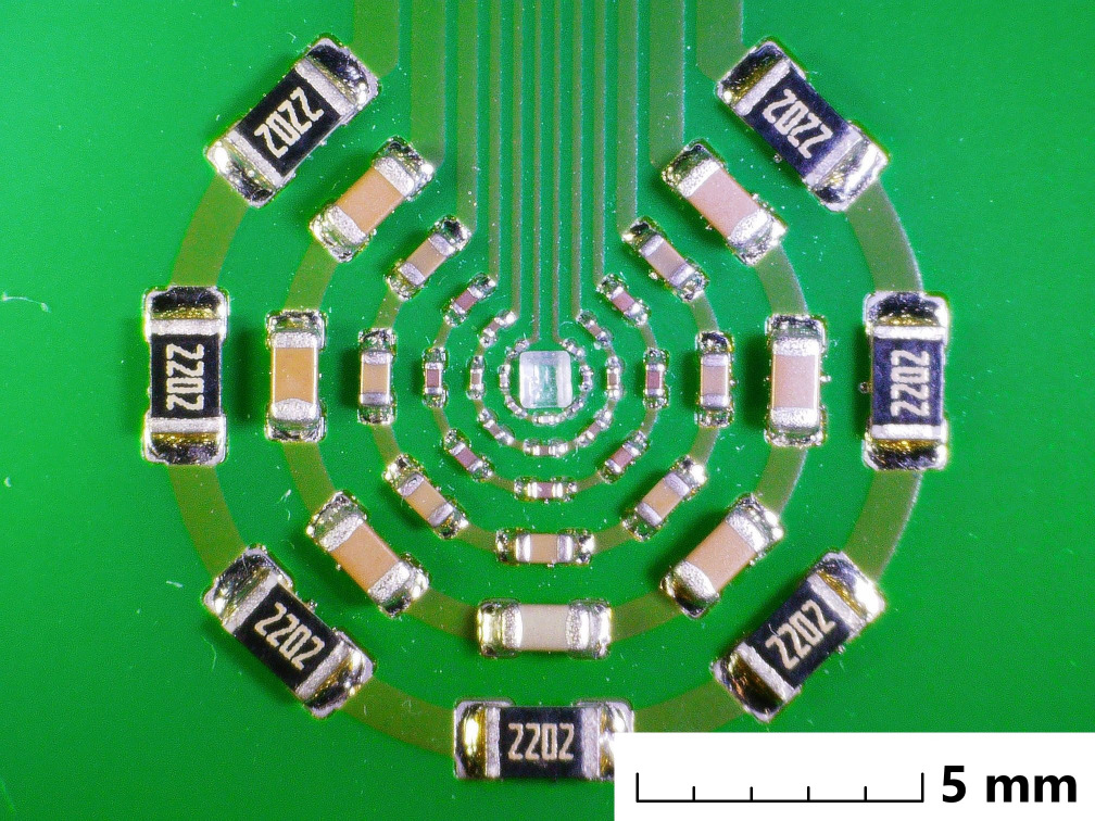 Solder-Challenge Board with a sugar crystal in the center (0.9 x 1.0 mm). Photo UZH